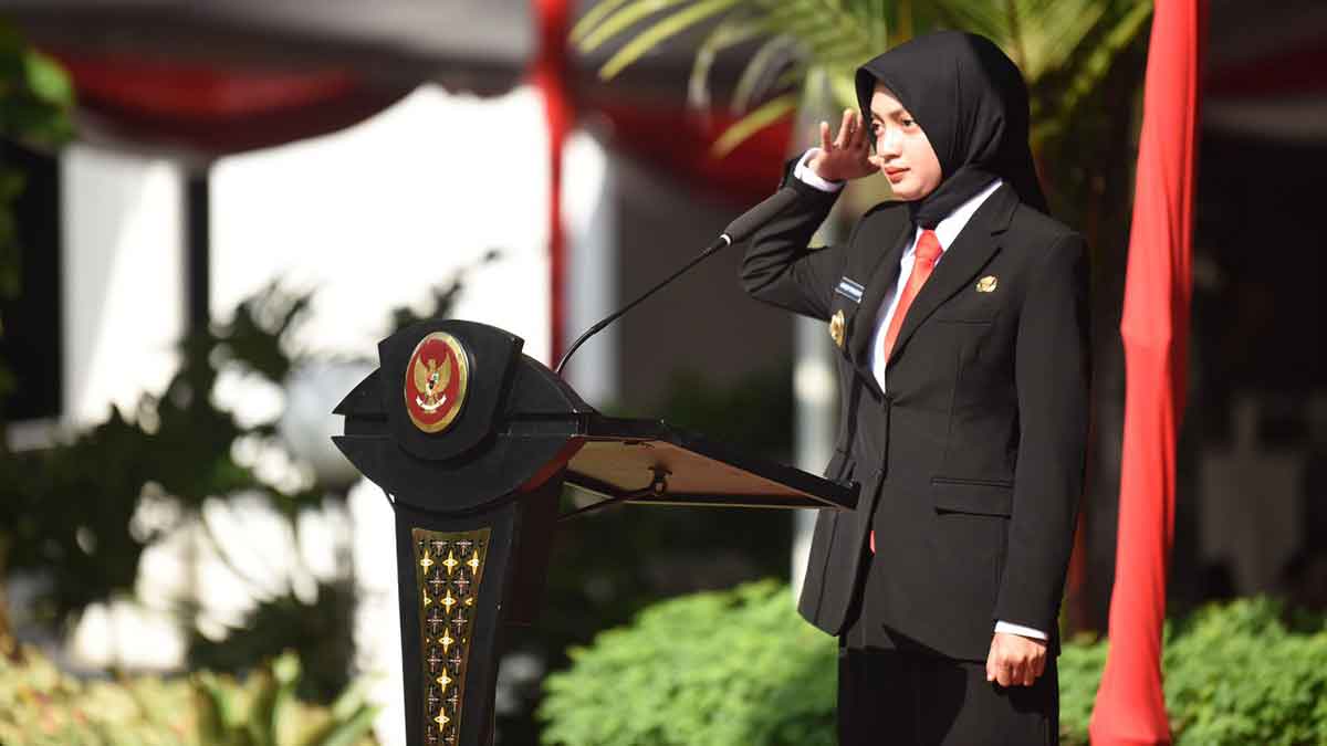 Wali Kota Kediri saat menjadi inspektur upacara dalam peringatan Hari Kesaktian Pancasila. Foto: Ist