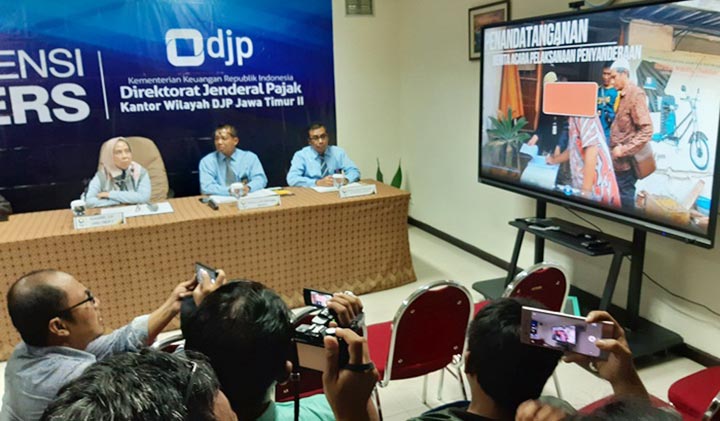 JUMPA PERS: Kanwil DJP Jatim II menunjukkan video proses penyanderaan wajib pajak yang menunggak pajak, Rabu (26/2) sore. foto: MUSTAIN/ BANGSAONLINE