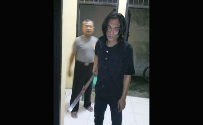 Pelaku pembacokan saat diamankan di Mapolsek Plandaan beserta barang bukti.
foto: ROMZA/ BANGSAONLINE