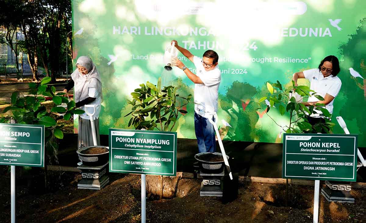 Dirut PG Dwi Satriyo Annurogo (tengah), DOP PG Digna Jatiningsih (kanan), dan Kepala DLH Sri Subaidah pada kegiatan Hari Lingkungan Hidup PG di Gresik. Foto: Ist.