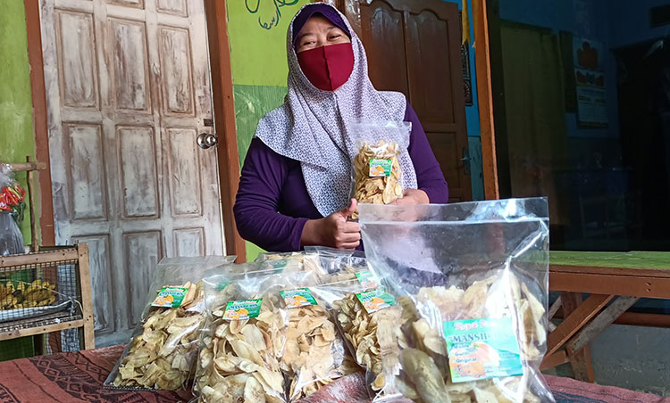 Sri Winarti dan keripik pisang yang sudah dikemas dalam plastik. (foto: MUJI HARJITA/ BANGSAONLINE)