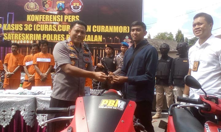 Kapolres Bangkalan AKBP Rama Samtama Putra menyerahkan salah satu motor kepada pemiliknya.