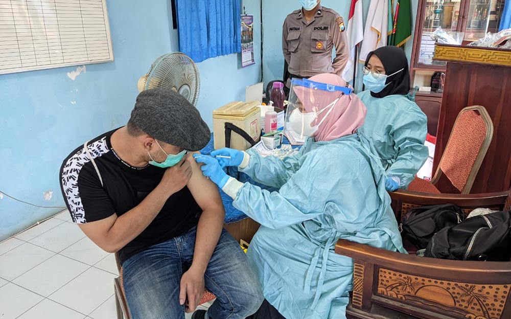 Salah satu warga saat divaksin di Balai Desa Kepulungan.