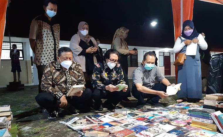 Kadikbud Asrofi, Ketum Dekesda Ali Aspandi dan Ketum Ikapi Jatim Fatkul Anam melihat lapak buku saat pembukaan LiterArt Fest, Jumat (18/6/2021) malam. foto: Mustain/ BANGSAONLINE