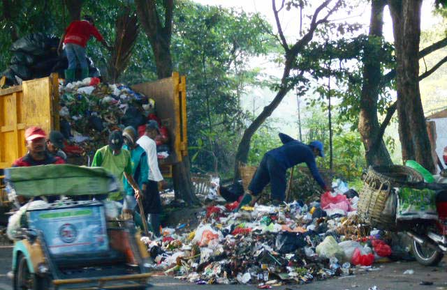 Sampah di TPS Pasar Burung.