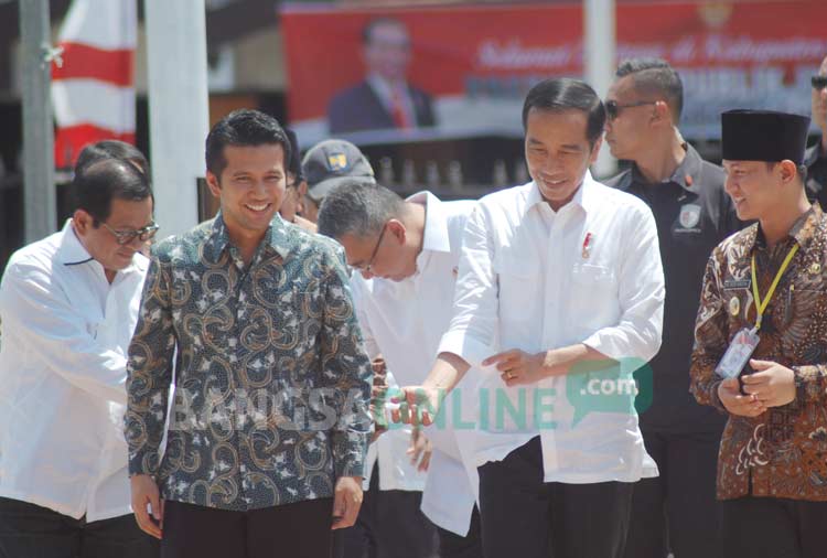 Presiden Jokowi saat turun dari mobil didampingi Bupati Trenggalek Emil Dardak dan Wakil Bupati Trenggalek, Moh. Nur Arifin. foto: HERMAN S/ BANGSAONLINE