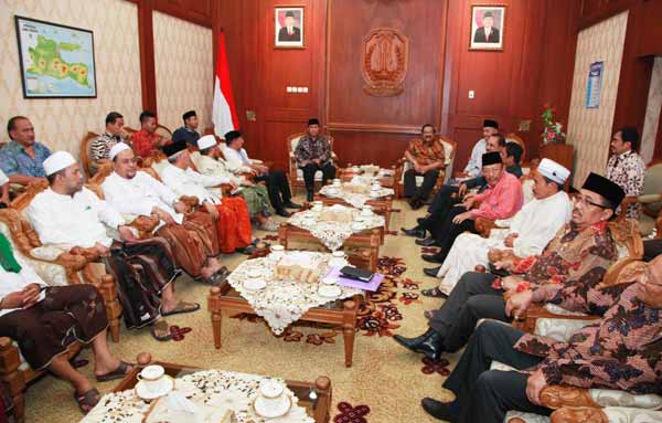 Gubernur Jatim, Soekarwo, bersama tokoh masyarakat dan tokoh agama se-Madura membahas soal Provinsi Madura di Grahadi. foto: rochmatun nisa/BANGSAONLINE