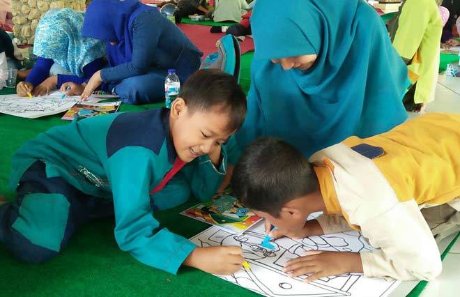 Para anak yatim saat melukis cita-cita dan do