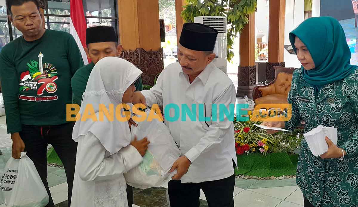 Bupati Situbondo, Karna Suswandi, bersama istrinya ketika memberi santunan untuk anak yatim. Foto: SYAIFUL BAHRI/BANGSAONLINE