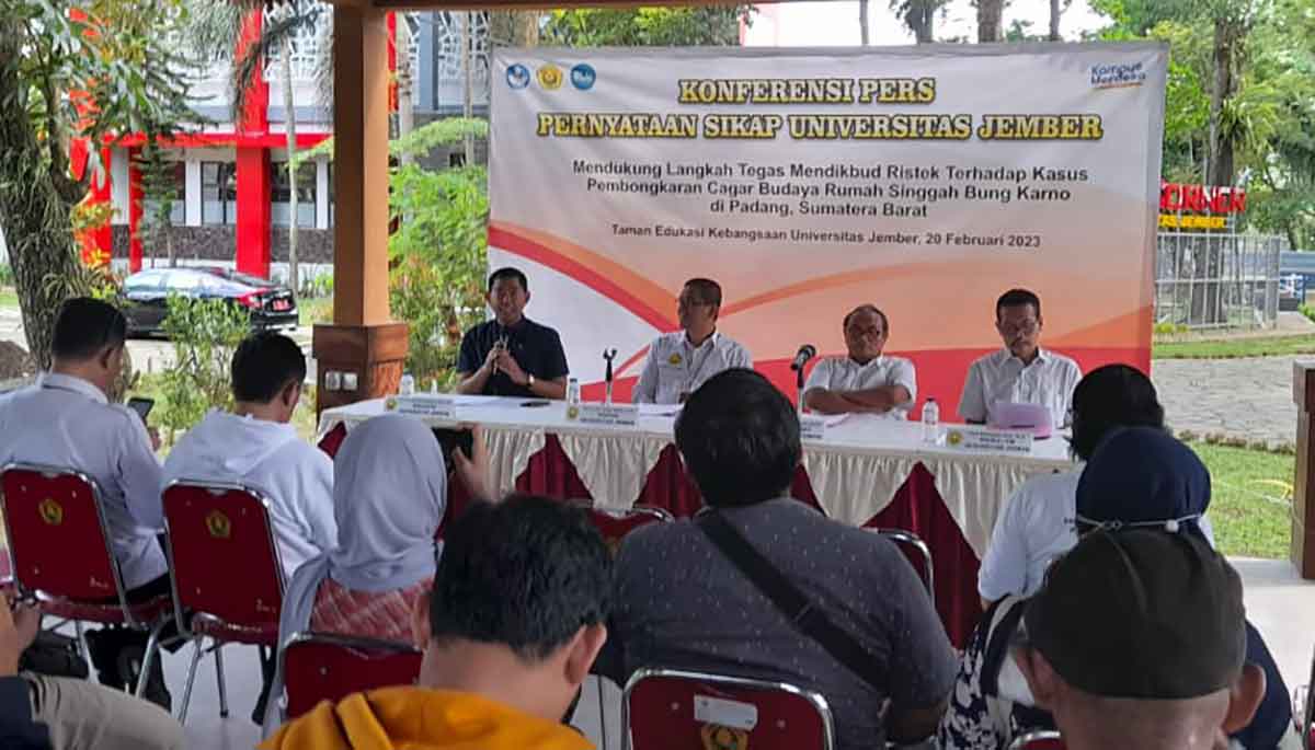 Rektor Unej, Iwan Taruna, saat konferensi pers terkait pembongkaran rumah singgah Bung Karno di Padang.
