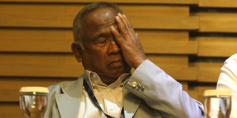 Taufiequrachman Ruki saat melakukan konferensi pers bersama Plt Kapolri, Menkumham, Jaksa Agung, dan Menkopolhukam di Gedung KPK. foto: Danny Permana/Tribunnews.com