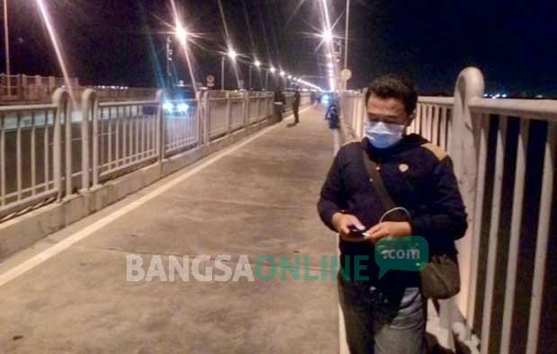 Tim Anti Bandit Polrestabes Surabaya saat menyisir jembatan Suramadu.