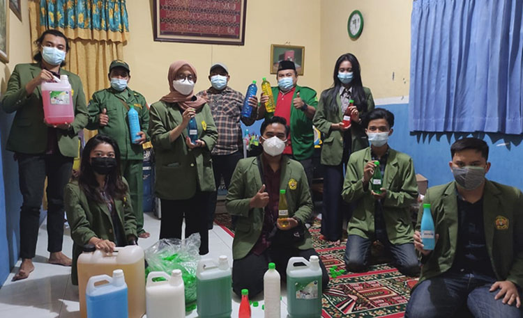 Mahasiswa Universitas Pembangunan Nasional (UPN) "Veteran" Jawa Timur yang sedang menempuh program Kuliah Kerja Nyata (KKN) menggandeng pengusaha industri rumahan yang terletak di kawasan Kelurahan Magersari, Sidoarjo. (foto: ist)