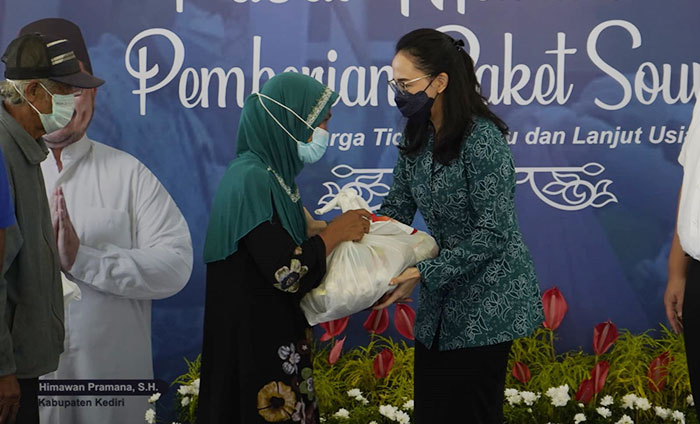 Ketua TP PKK Kabupaten Kediri, Eriani Annisa Hanindhito, saat menyerahkan bantuan kepada salah satu warga. Foto: Ist
