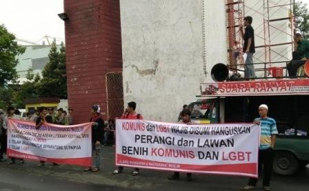 Puluhan Aliansi Masyarakat dan Mahasiswa Muslim (AM3) menggelar penolakan kegiatan ALF 2016 yang berbau komunis dan LGBT di Taman Ismail Marzuki, Kamis (5/5).