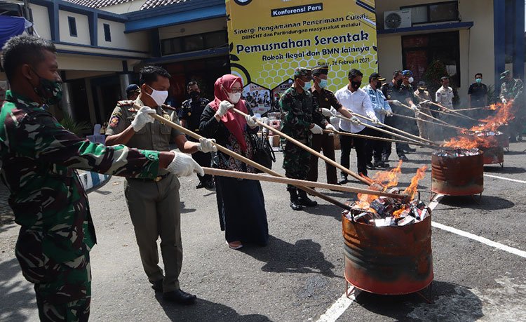 Kantor Bea Cukai Pabean C Blitar memusnahkan 100.948 batang rokok ilegal. (foto: ist)
