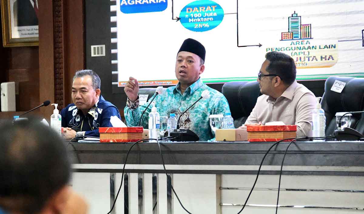 Menteri ATR/BPN saat memberi arahan saat rapat koordinasi pemerintah daerah se-Kalimantan Selatan.