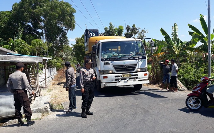 Alat berat yang terpaksa dihadang aparat dan warga yang berkumpul mengantisipasi agar lahan garam tidak digarap.
