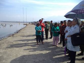 ?

Bu Tri (paling kanan berambut putih) bersama rombongan melihat lumpur di tanggul titik 21 Desa Siring. foto:nanang ichwan