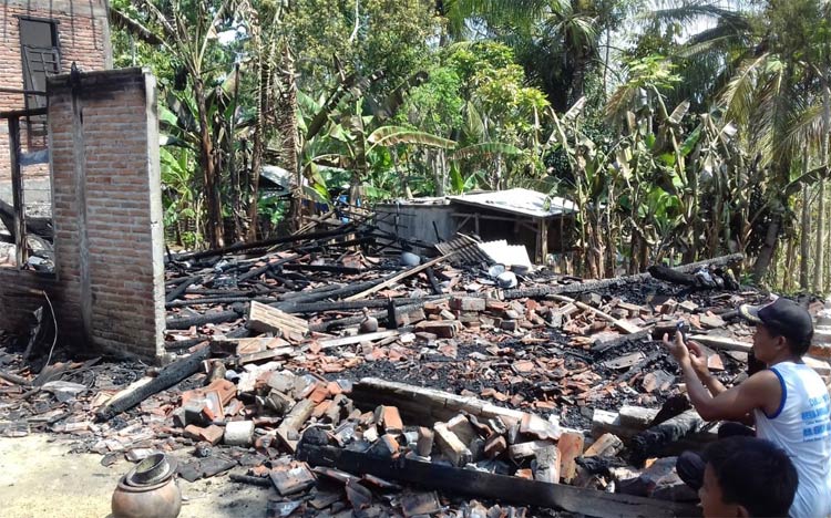 Kondisi rumah Supiyah rata dengan tanah usai dilalap api. foto: AKINA/ BANGSAONLINE