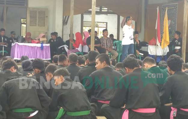 Peserta tes kenaikan kelas saat berkumpul di lapangan Kecamatan Bangilan mengikuti pengarahan. foto: AHMAD/ BANGSAONLINE