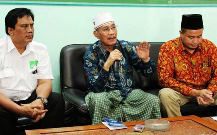 Ali Azhara (kanan) saat masih aktif sebagai ketua umum PKPN bersama Choirul Anam (tengah, pegang mik) saat jumpa pers di kantor PKPN Astranawa Gayungsari Surabaya. foto: istimewa
