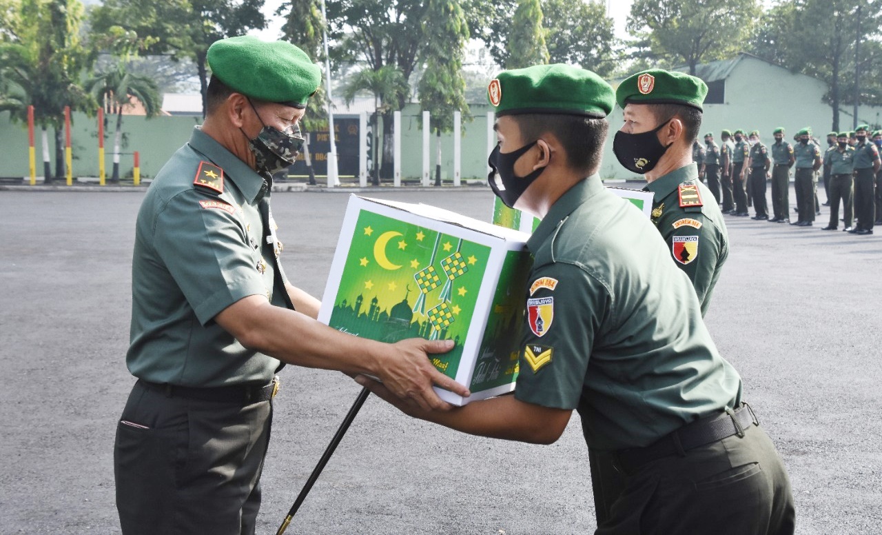 Pimpin Apel Luar Biasa, Danrem 084/Bhaskara Jaya Serahkan Bingkisan Lebaran kepada Para Prajurit