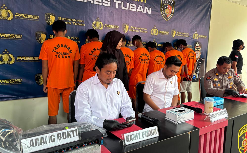 Tujuh pelaku pencurian kabel tower saat dihadirkan dalam rilis pers di Mapolres Tuban.