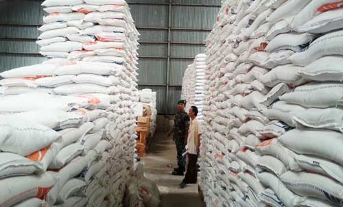 Danramil Kecamatan Kalianget Kpt Inf Sarkun saat melakukan sidak di Gudang Bulog. Foto: faisal/BANGSAONLINE