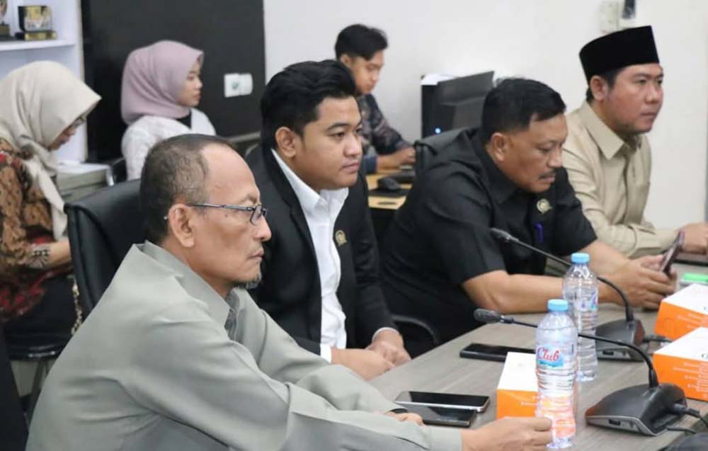 Dari kiri Wakil Ketua DPRD Gresik Ahmad Nurhamim, Ketua DPRD M. Syahrul Munir, Wakil Ketua Mujid Riduan, dan Lutfi Dhawam. Foto: Ist.