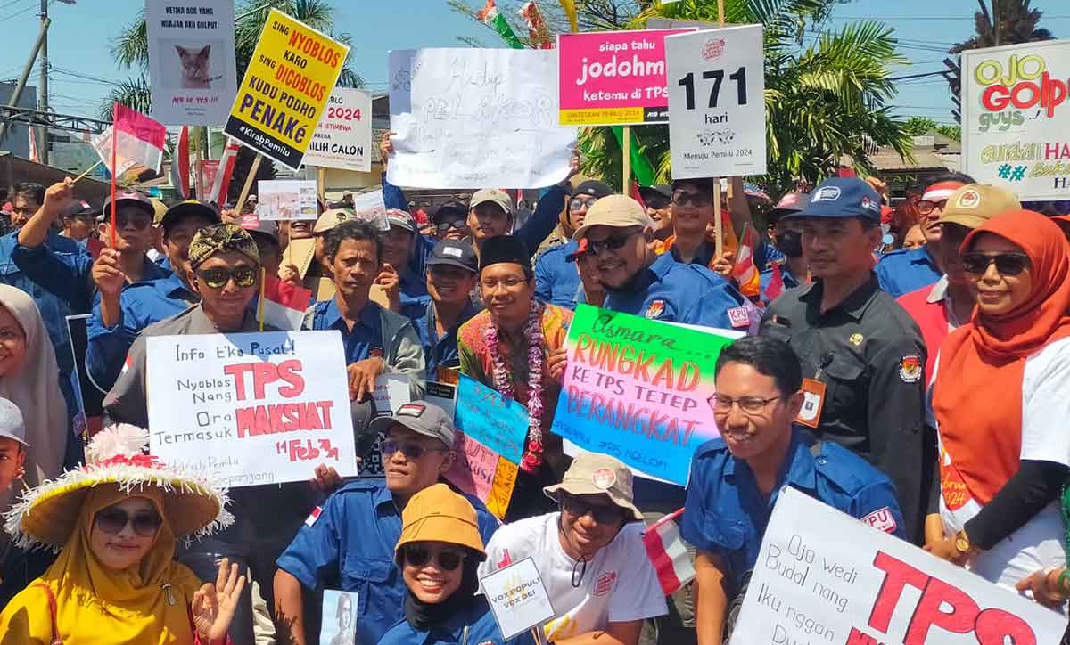 Bupati Sidoarjo, Ahmad Muhdlor Ali, dan Sekretaris KPU Sidoarjo, Sulaiman, ketika pose bersama peserta Kirab Pemilu 2024. Foto: Ist