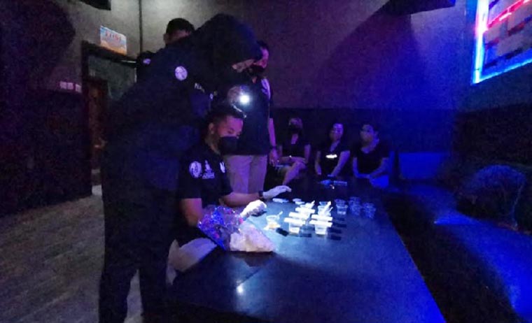 Petugas memeriksa sampel urine para pemandu lagu.