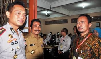 Wabup, Moch Qosim didampingi Kapolres, AKBP Ady Wibowo saat sidak Unas di SMPN 1 Gresik. (syuhud/BANGSAONLINE)