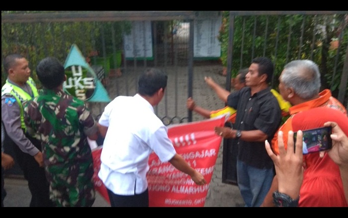 Ahli Waris Buka Gerbang Sekolah. Foto: SOFFAN/BANGSAONLINE 
