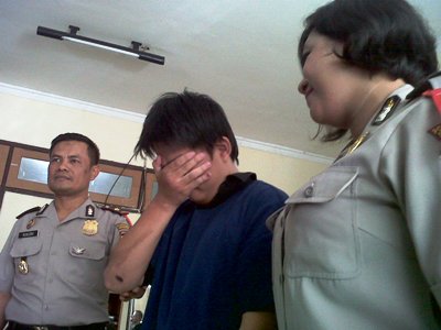 Pelaku didampinggi Kapolsek dan Polwan Mulyorejo.foto:rusmiyanto/BANGSAONLINE