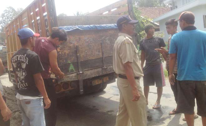 Warga bersama perangkat desa melakukan sweeping truk pasir di Desa Sumberasri. foto: TRI SUSANTO/ BANGSAONLINE
