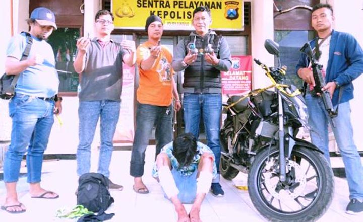 Kanit Reskrim Polsek Sukolilo Iptu Zainul Abidin bersama tim dalam ungkap kasus di Mapolsek kemarin. Kapolsek menunjukkan satu pelaku dan barang bukti yang sudah diamankan.