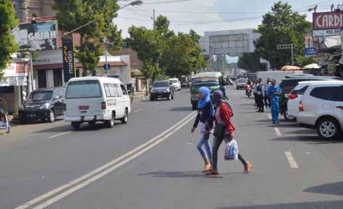 Tampak parkir liar kendaraan para pengunjung pusat perbelanjaan KDS di Jalan A. Yani. (foto: hadi prayitno/BANGSAONLINE)