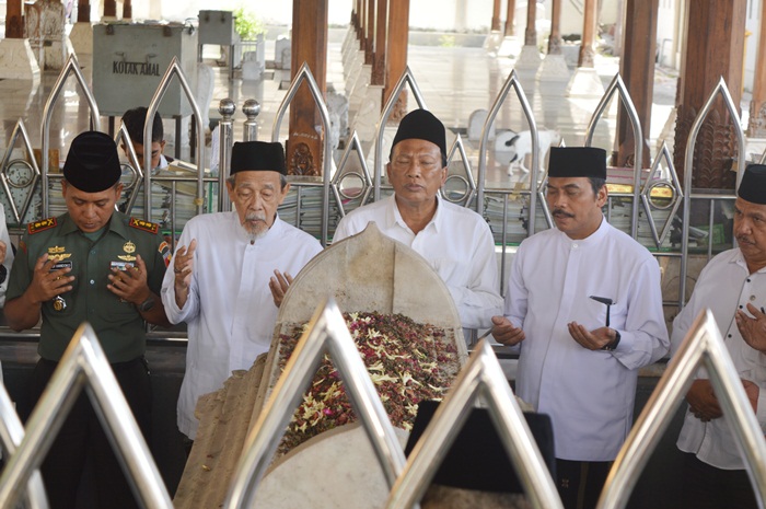 Peringati Hut Pemkab Gresik Ke Bupati Sambari Pimpin Ziarah Ke