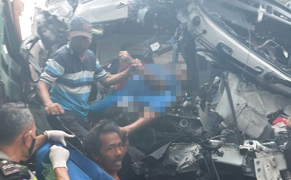 Proses evakuasi korban berlangsung dramatis karena terjepit kabin truk.