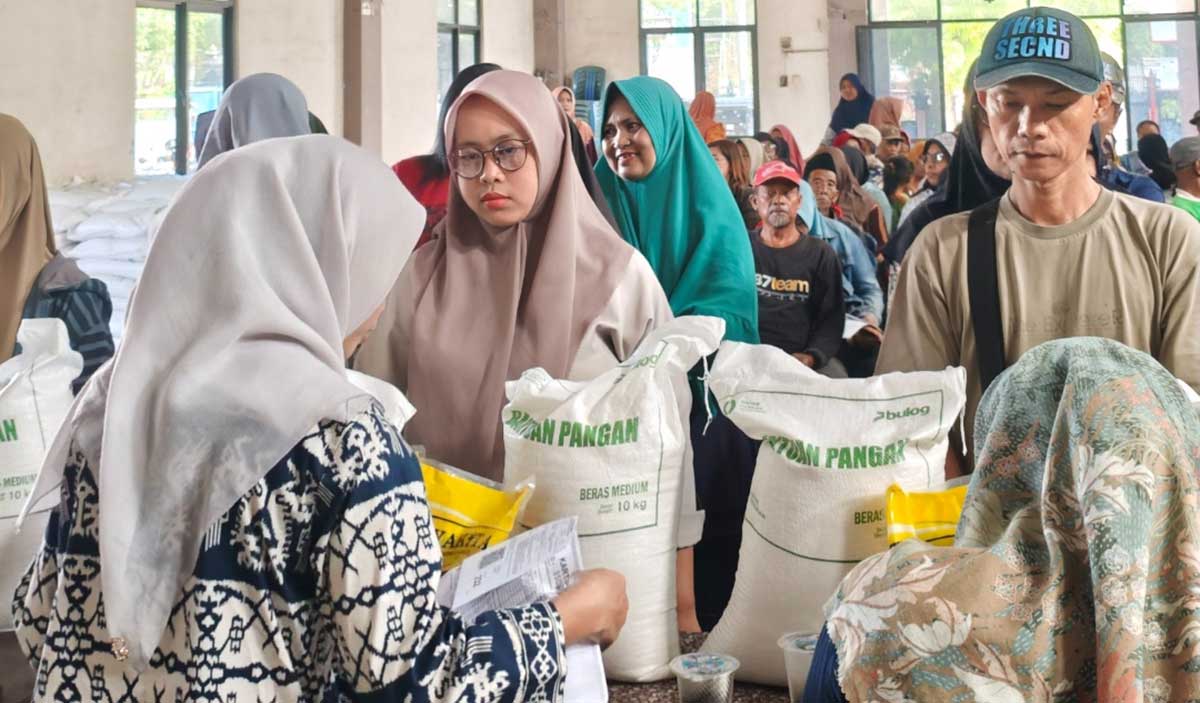 Penyaluran bantuan pangan di wilayah Kecamatan Ngasem, Kabupaten Kediri. Foto: Ist