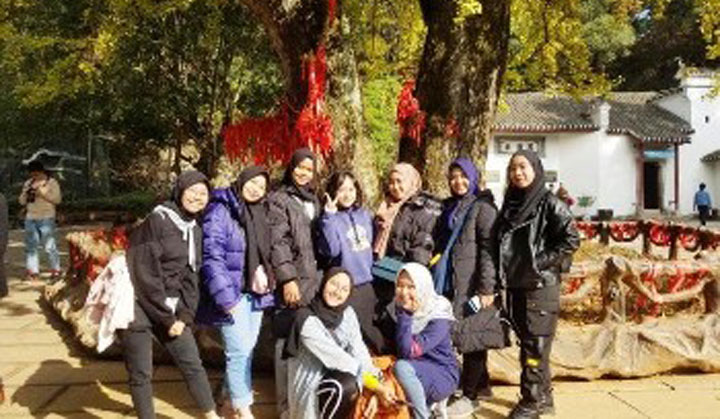 Mahasiswa Unesa yang menerima beasiswa belajar di Central China Normal University (CCNU) dalam kondisi aman dan sehat. foto : istimewa.