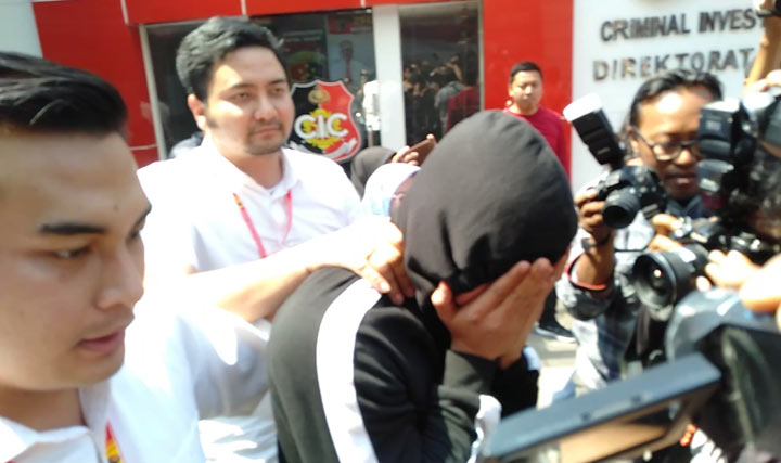 Soni Dewangga (31), mucikari Putri Amelia saat digelandang petugas.