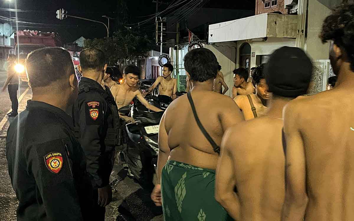 Petugas saat mengamankan peserta balap liar di Gresik. Foto: Ist