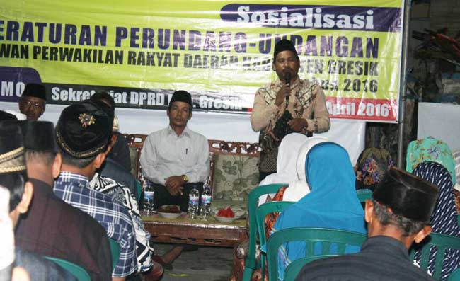 Anggota FPDIP DPRD Gresik, Noto Utomo ketika sosialisasikan Perda Nomor 05 Tahun 2015. foto: syuhud/ BANGSAONLINE