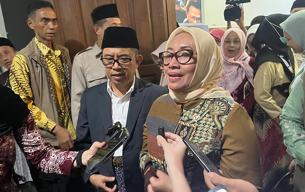 Menteri PPPA RI, Arifah Fauzi, didampingi Dirjen Bina Penyelenggaraan Haji dan Umrah, Puji Raharjo, saat usai mengisi materi Diklat PPIH 2026 di Jakarta. Foto: MCH 2026.