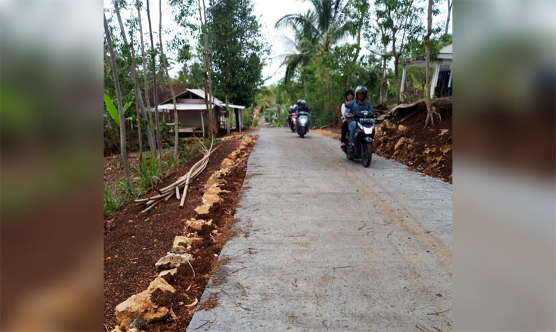Salah satu jalan Desa Kedungsalam yang sudah dicor berkat program TMMD.