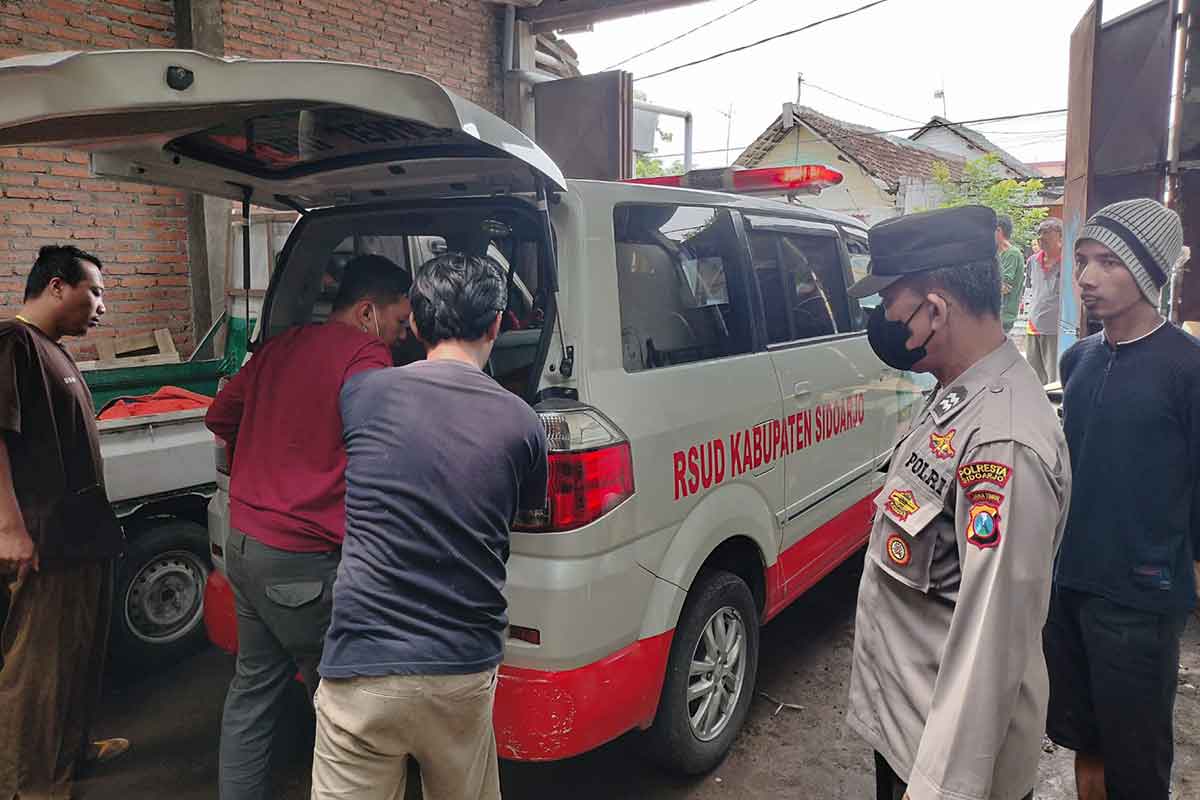 Jenazah korban bernama Sutrisno (62) asal Lajuk, Porong, Sidoarjo saat dievakuasi ke RSUD Sidoarjo, Minggu (26/3/2023)