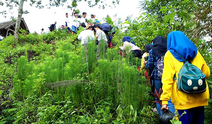 Para wisatawan saat menikmati keindahan alam di Gunung Kelud. foto: MUJI HARJITA/ BANGSAONLINE