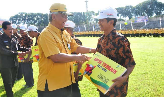 Dirut PG, Nugroho Christijanto saat menyerahkan bantuan kepada kelompok tani berprestasi. foto: SYUHUD/ BANGSAONLINE
